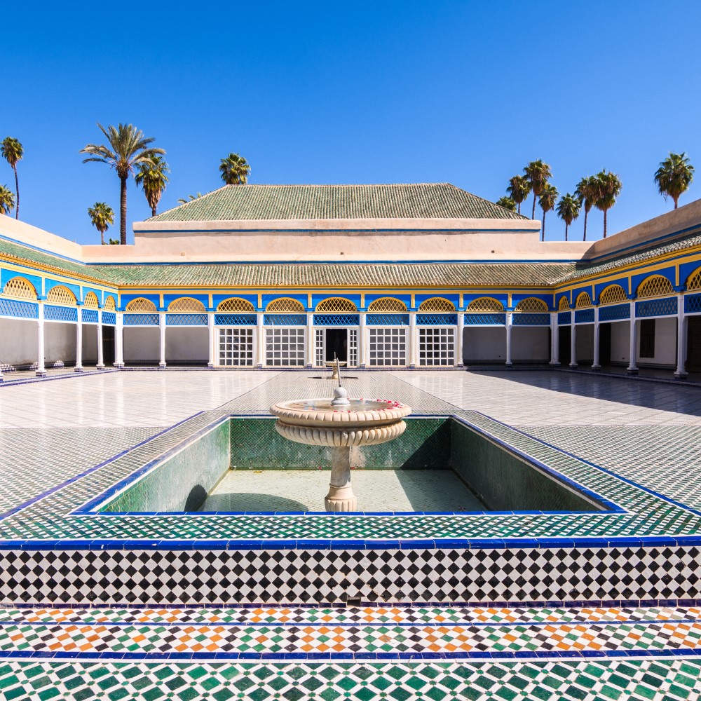Ein mit verschiedenfarbigem Mosaik gestalteter orientalischer Palast