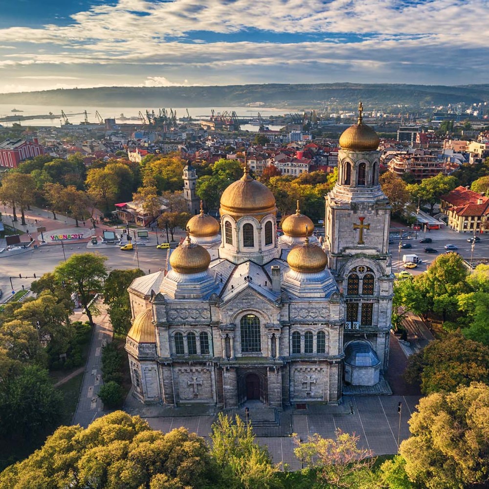 Altstadt von Varna mit Kloster aus der Luftperspektive. Dahinter das Meer.