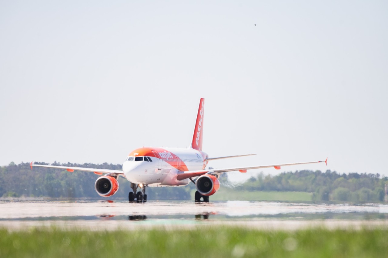 easyJet-Flugzeug auf einer Rollbahn