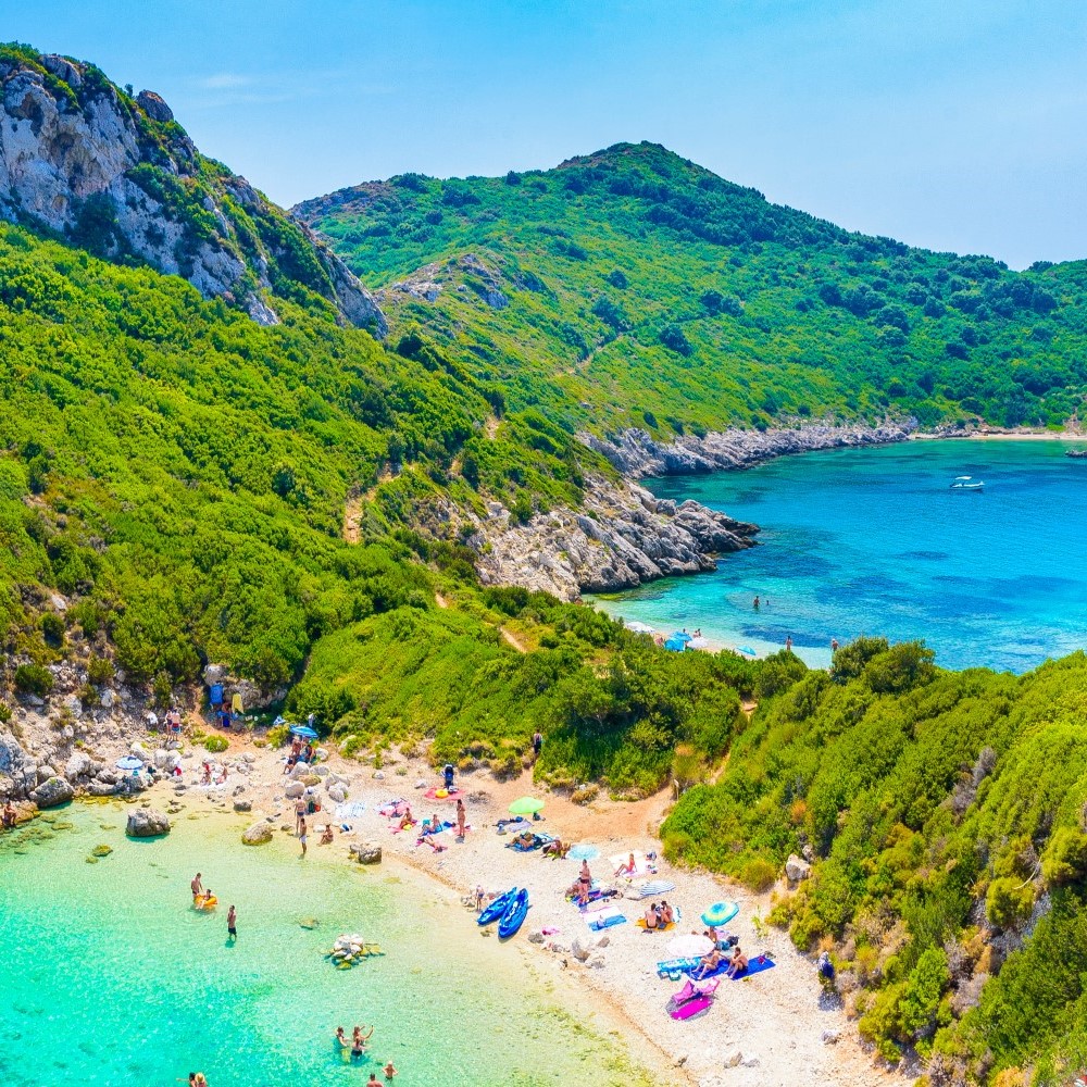 Two bathing bays with turquoise-blue water, separated only by a narrow strip of island with beaches.