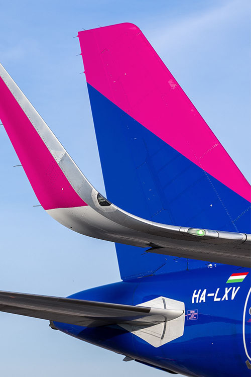 Skrzydło samolotu linii lotniczych Wizz Air