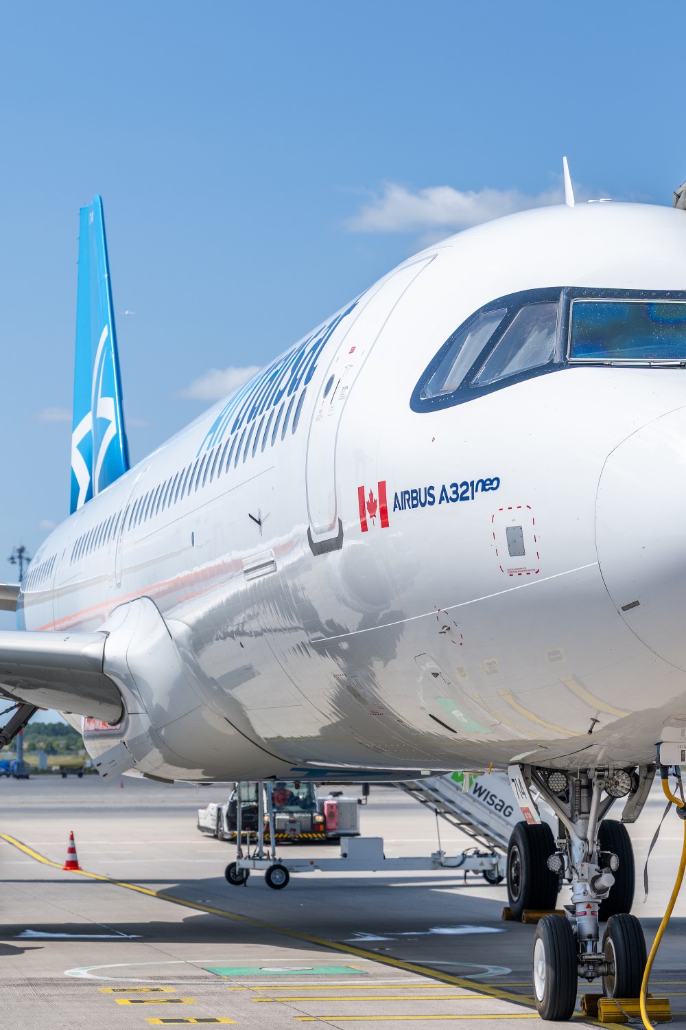 Widok z przodu samolotu linii lotniczych Air Transat