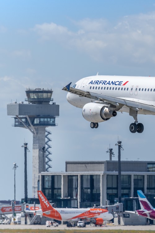 Air France uçağı BER havaalanında havada